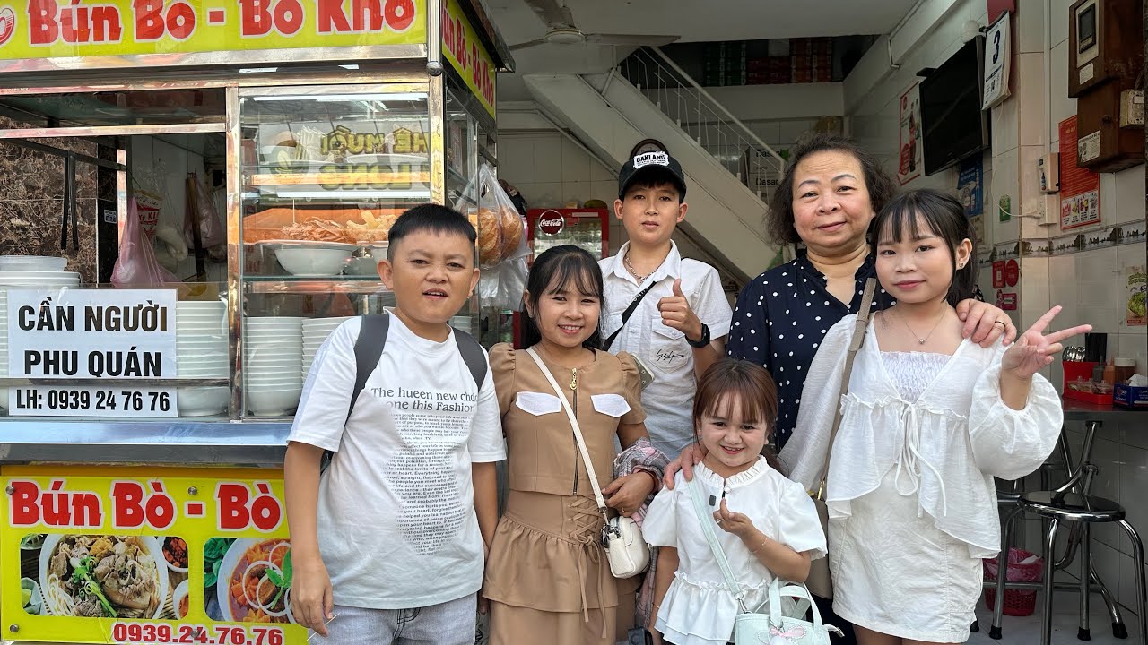 C&ocirc; Thuỳ về dẫn Huyền Hr&ecirc; v&agrave; cả nh&oacute;m đi thưởng thức m&oacute;n y&ecirc;u th&iacute;ch 