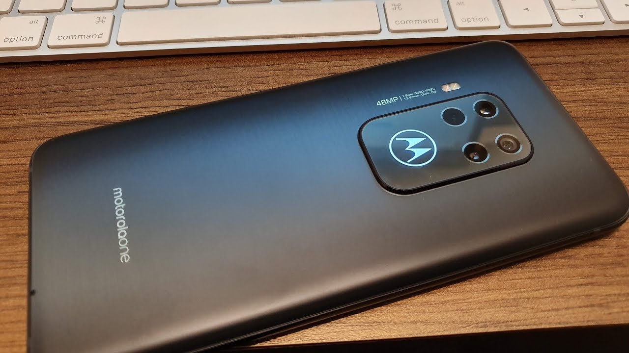 Motorola One Zoom: Abrindo a caixa do novo celular com quatro câmeras