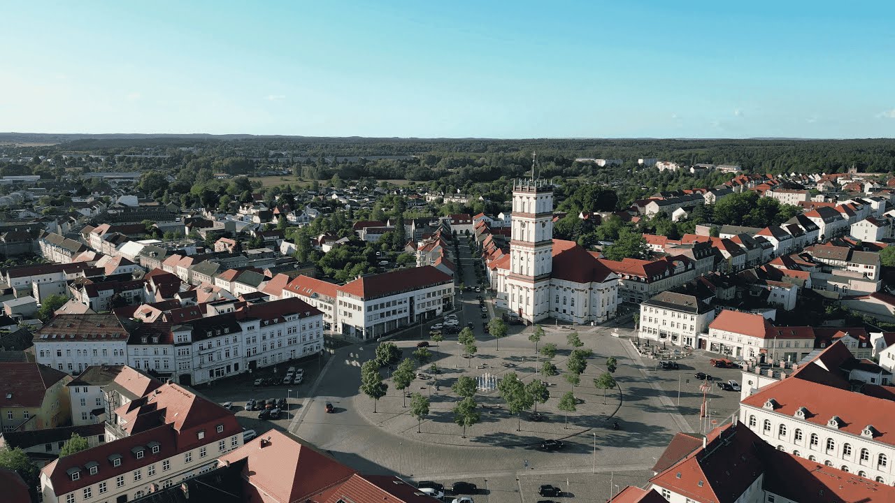 Rundflug um den Markt Neustrelitz mit der DJI Mini 3 Pro