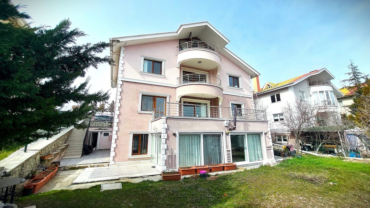 Ankara &Ccedil;ankaya Yaşamkent &Ouml;zl&uuml;kent Sitesi 5+2 Yapılı 435 metrekare 3 Banyolu Satılık Villa