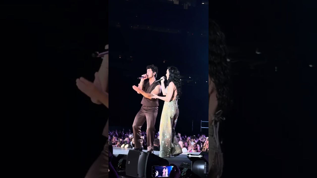 JOE JONAS AND DEMI LOVATO PERFORM WOULDN’T CHANGE A THING 