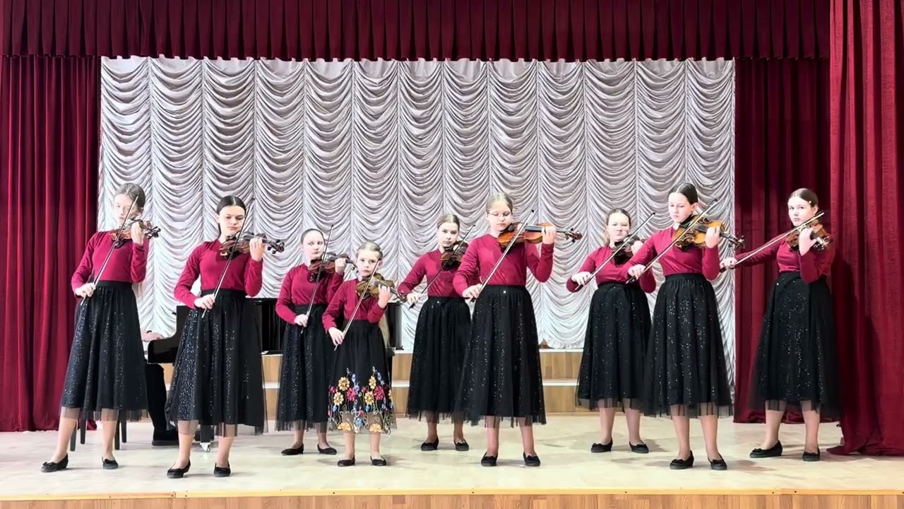 В. Верменич «Чорнобривці», О. Білаш «Ясени». Виконує ансамбль скрипалів «Віоліночки»