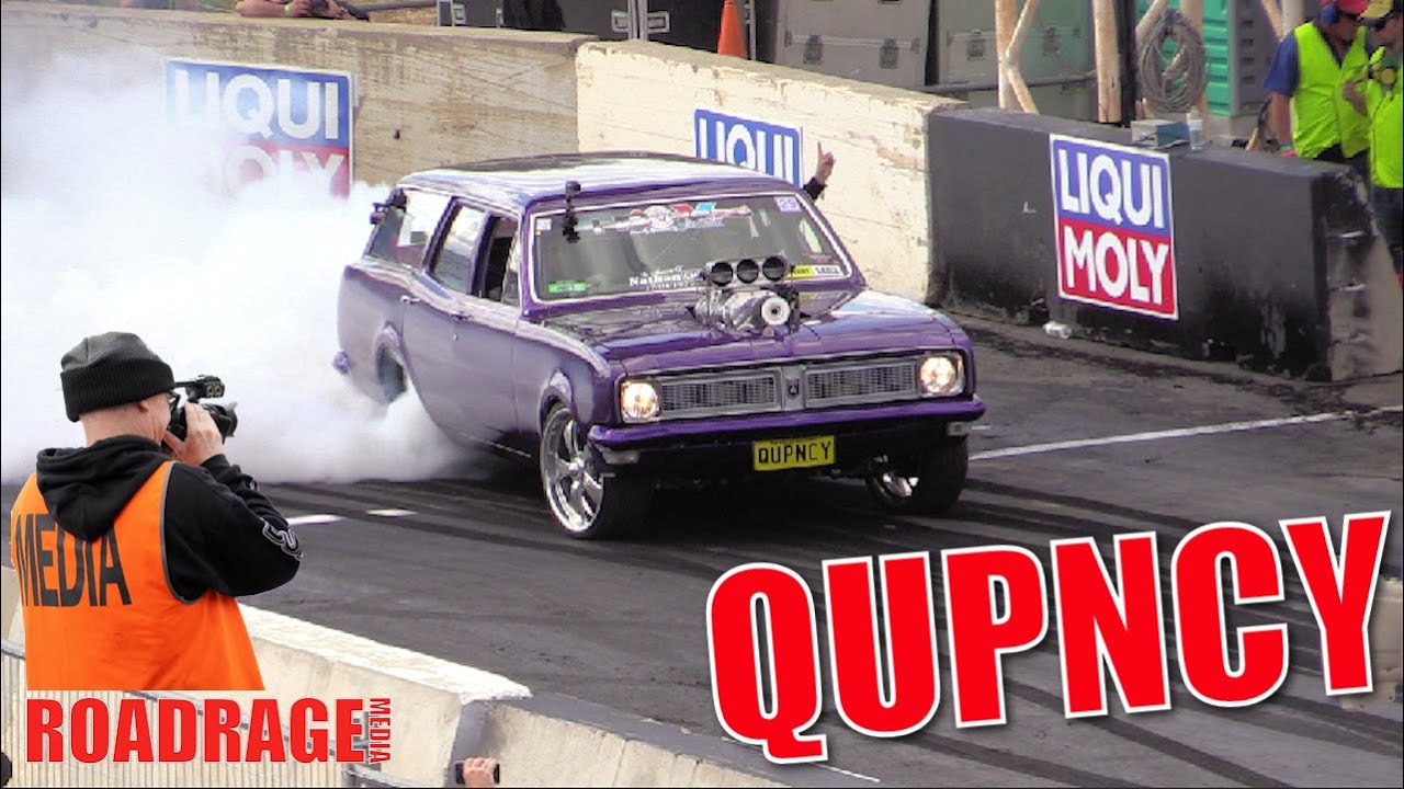 Summernats - Holden burnout car smokes tires with ease!