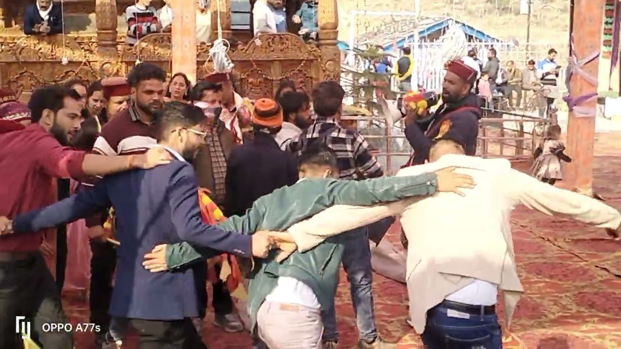 Baba Kedar ke mandir prangan mein pamadi Se Aaye hue bhartiyon dwara Sundar nritya