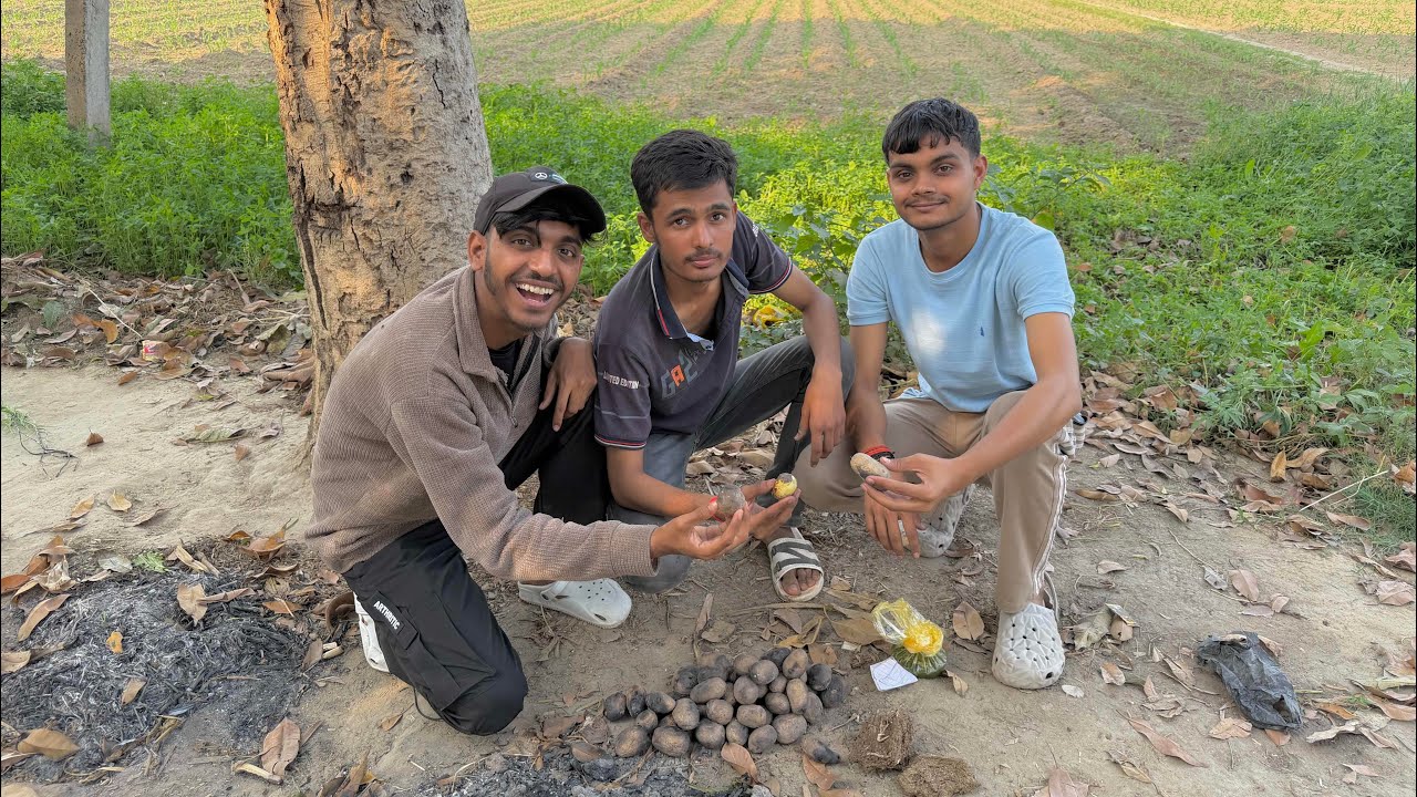 Dosto Ke Sath Gaon Main Bhujhe Aloo🥳❤️