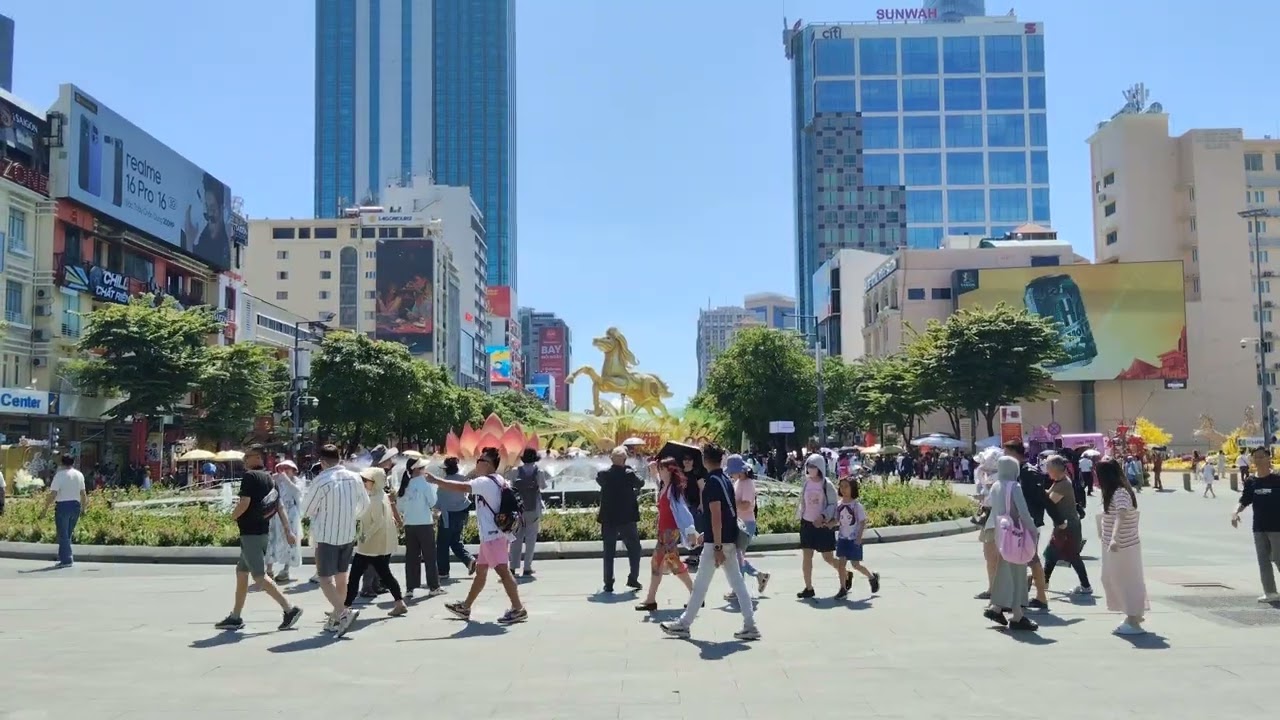 Ngày thứ 24 -  TP HỒ CHÍ MINH: Phố đi bộ Nguyễn Huệ top những điểm đến yêu thích nhất ở TP HCM. 