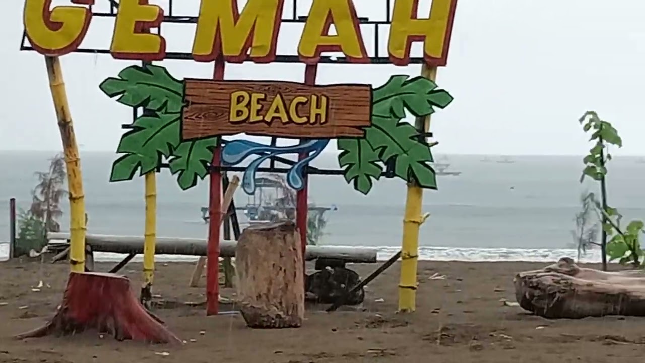 Main hujan-hujanan di pantai GEMAH sore hari memang asyik bagi anak-anak pada tanggal 16-2-2026