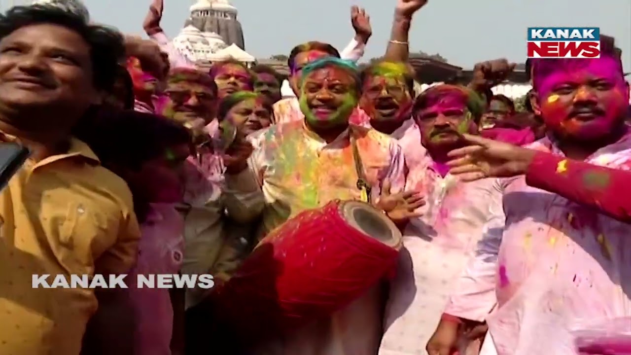 Holi Celebration in Puri with Kirtan | Puri MP Sambit Patra Plays Dhol in Srikhetra