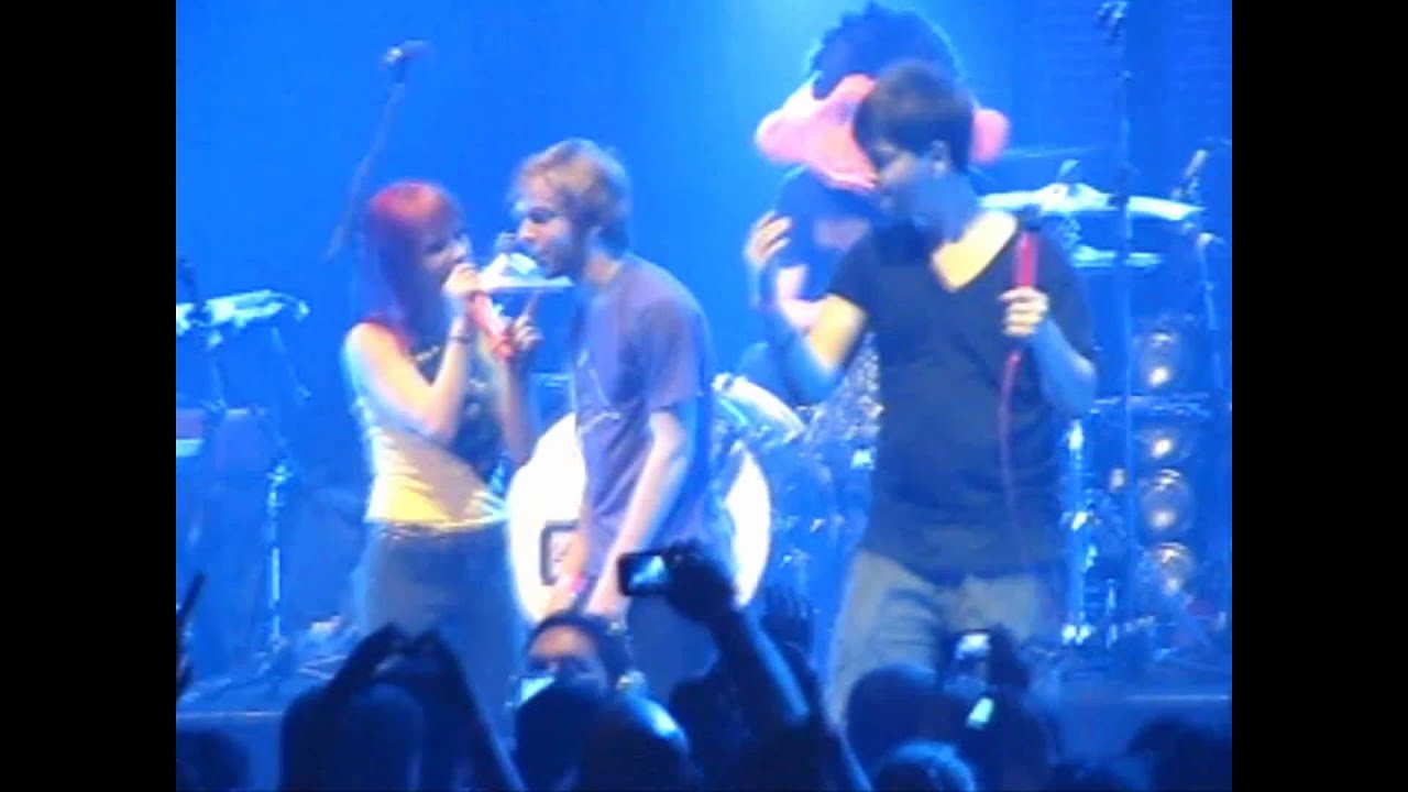Boy kisses Hayley Williams without Permission