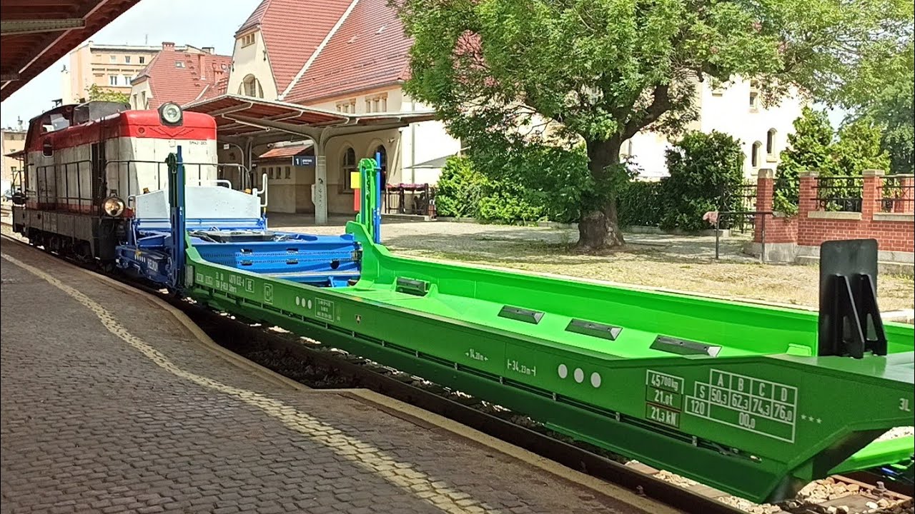 SM42-365 z nowymi wagonami Sdmrs Helrom na stacji Świdnica Miasto | Pociągi Świdnica #388