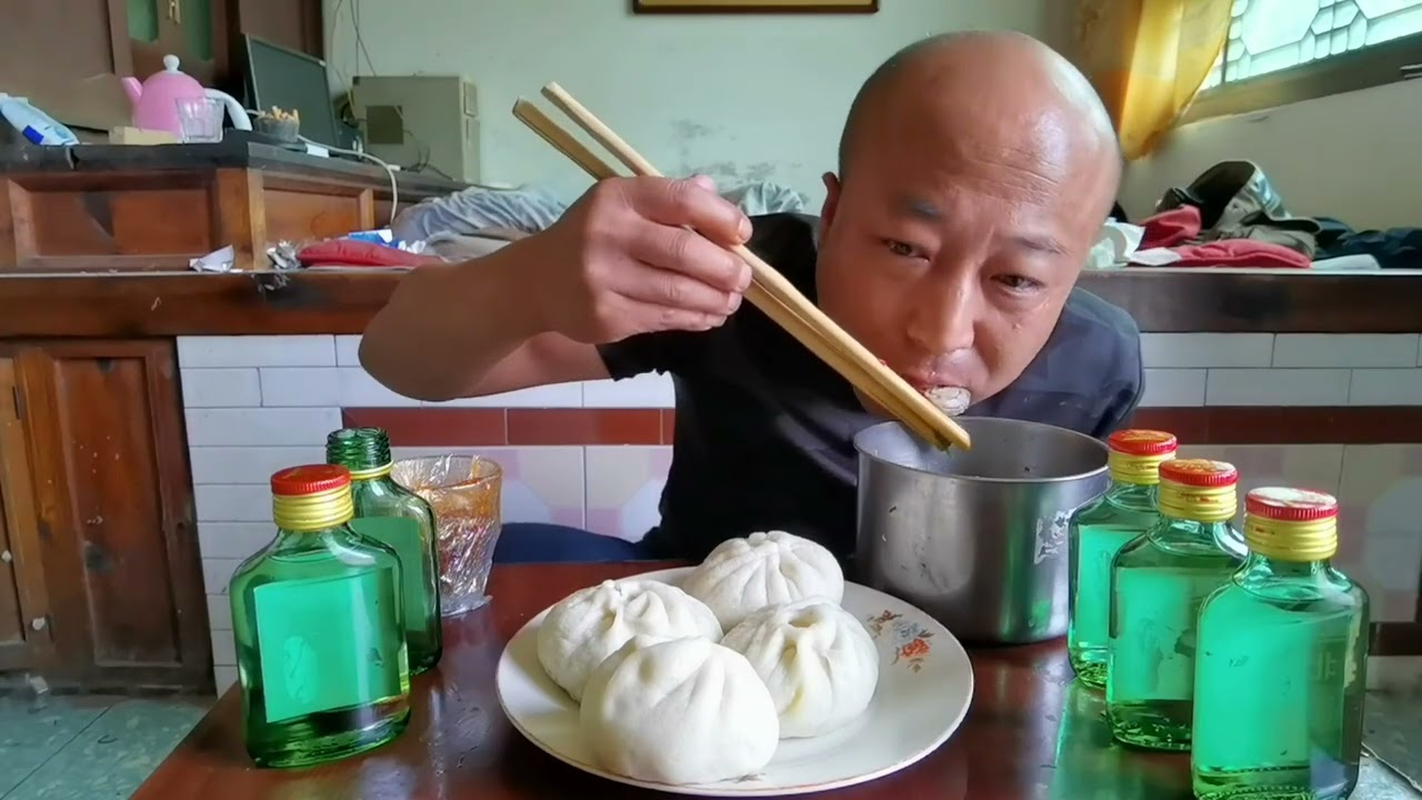 羊肉泡配包子，还有小酒，边吃边喝就是过瘾 #吃包子