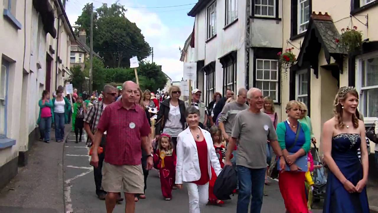 Fancy Dress Parade Chulmleigh Old Fair 2010.AVI