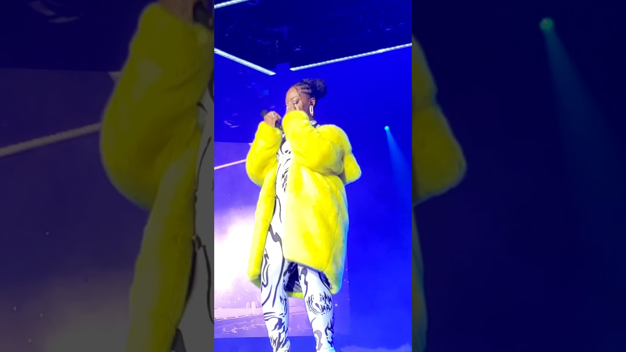 Wizkid tries to pick up Tems and fails 🤣