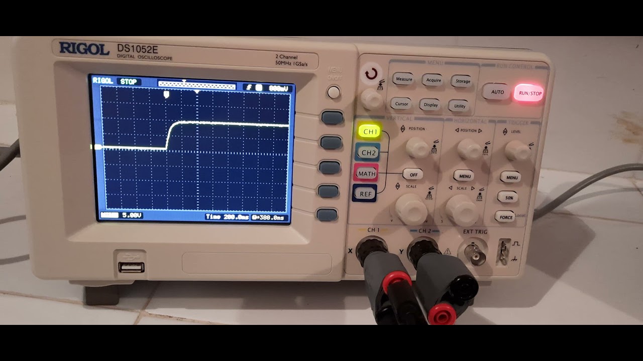 Régime transitoire : la charge et la décharge d'un condensateur par oscilloscope