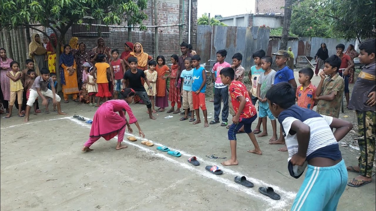 গ্রাম বাংলার ঐতিহ্যবাহী গ্রামের ছেলে মেয়েদের স্যান্ডেল তোলা প্রতিযোগিতা | গ্রাম বাংলার মজার খেলা ||