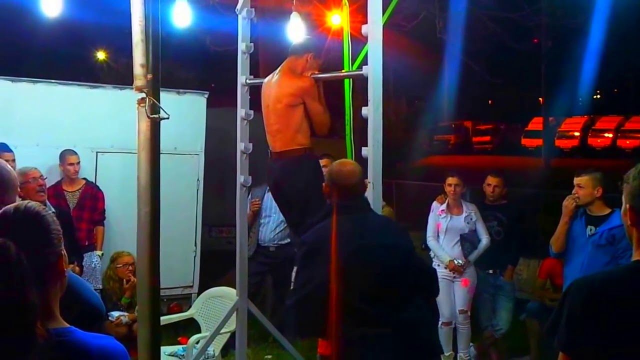 RIP-Bruce Lee de Romania isi incearca forta la bara Bruce Lee of Romania trying his strenght 1