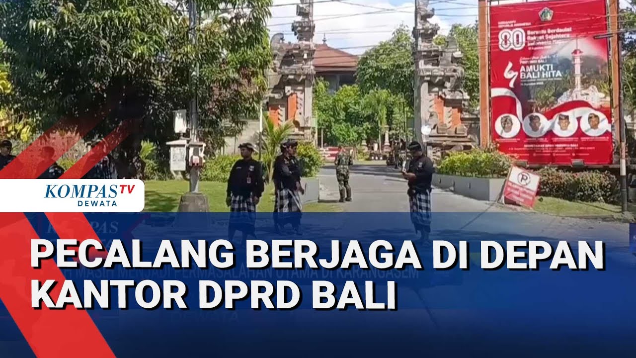 Pecalang Berjaga Di Depan Kantor DPRD Bali