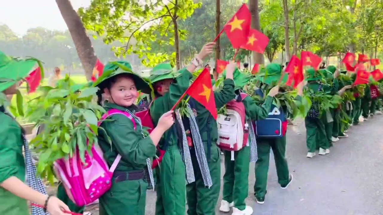 Các cháu cùng hành quân kĩ niệm 50năm ngày giải phóng miền nam thống nhất đất nước♥️🇻🇳