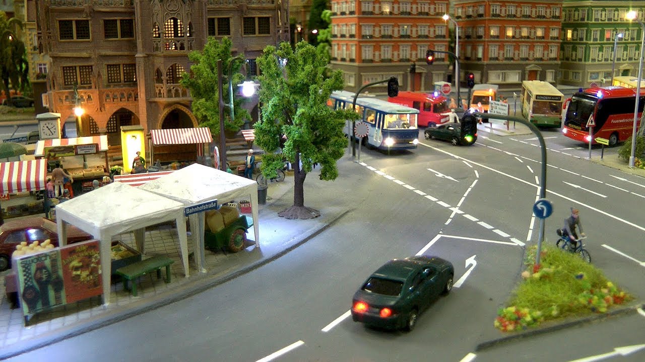 Modelleisenbahn und Modellbahn Ausstellung „Bahnsinn“ mit Spur H0 Modulen und DC Car System