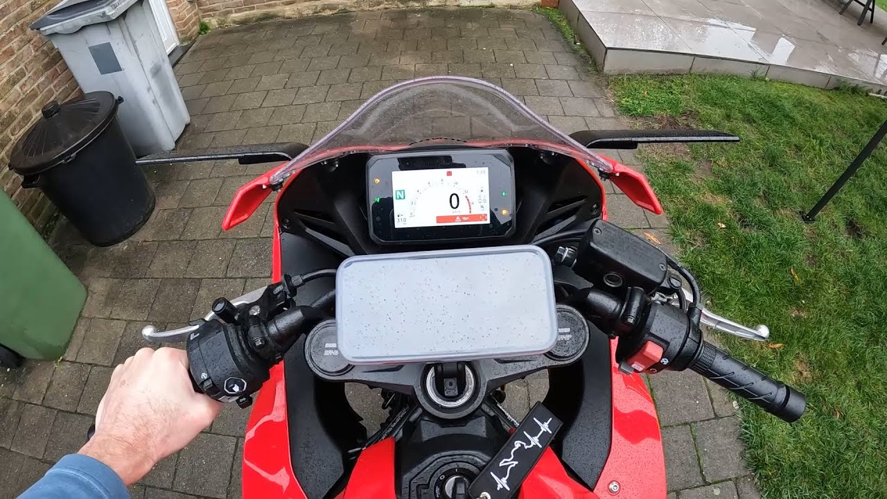 Honda CBR650R (2025) RH15 Installing the Quad Lock cell phone holder.