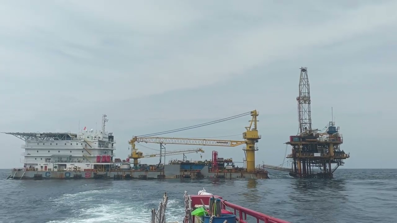 Penampakan barge workover dari crewboat