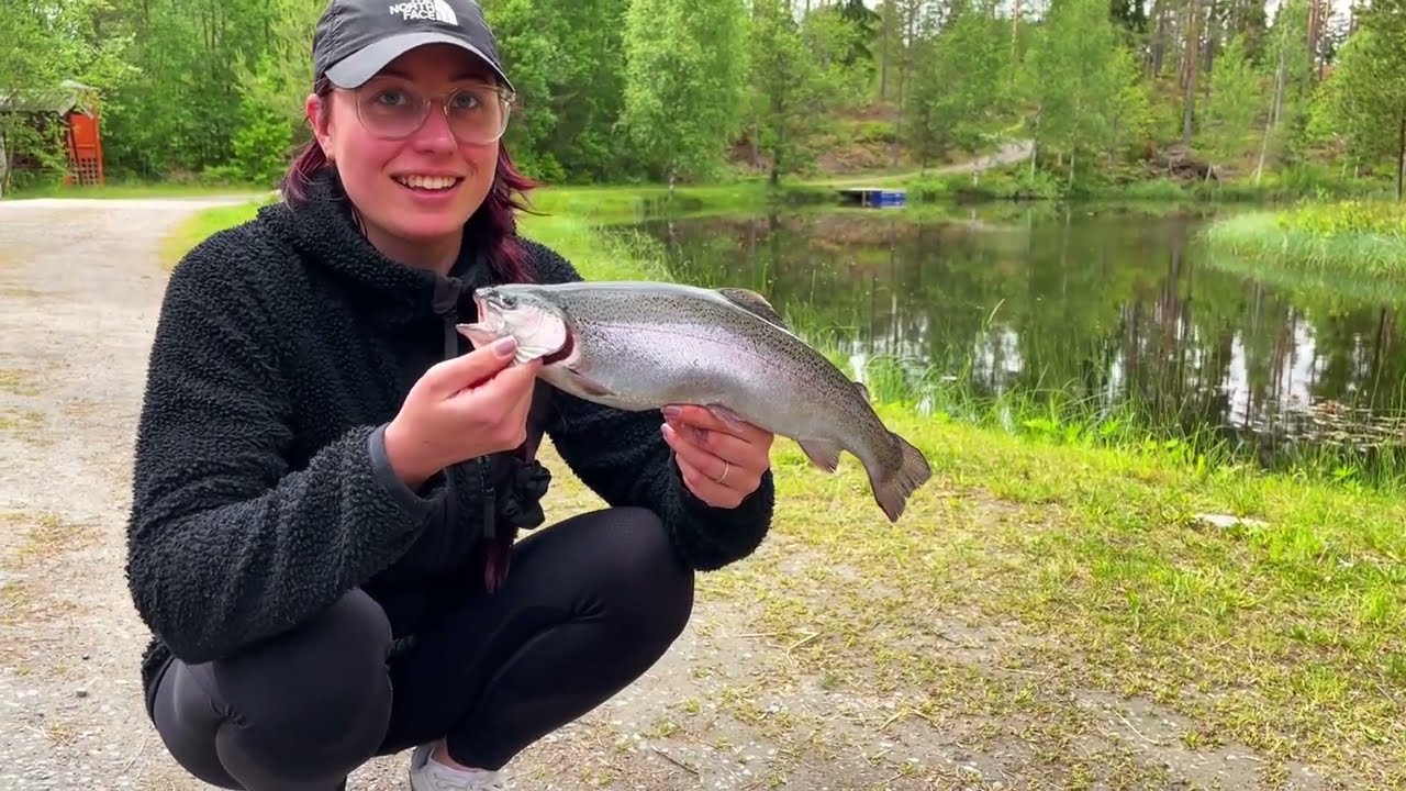 Utforskar  Dammar I Dom Djupa Smålandsskogarna