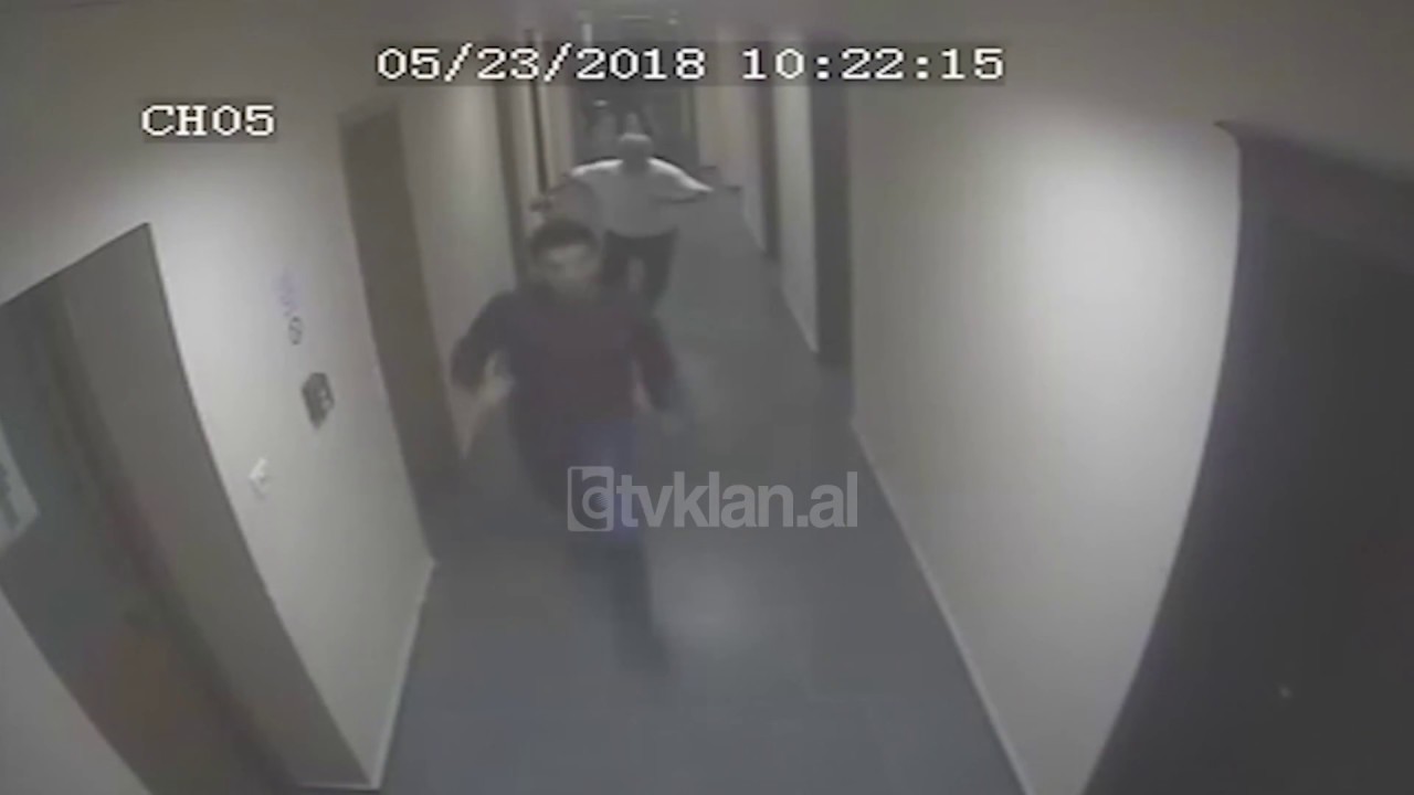 I denuari arratiset nga salla e gjyqit