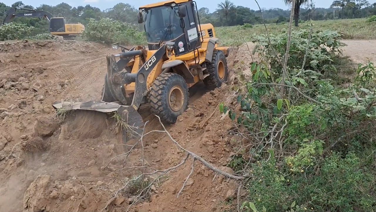 ESCAVADEIRA E CARREGADEIRA NA RETIRADA DE AREIA 