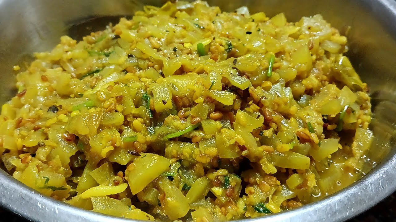 লাউ দিয়ে মূগ ডালের অসাধারণ একটি রেসিপি। 