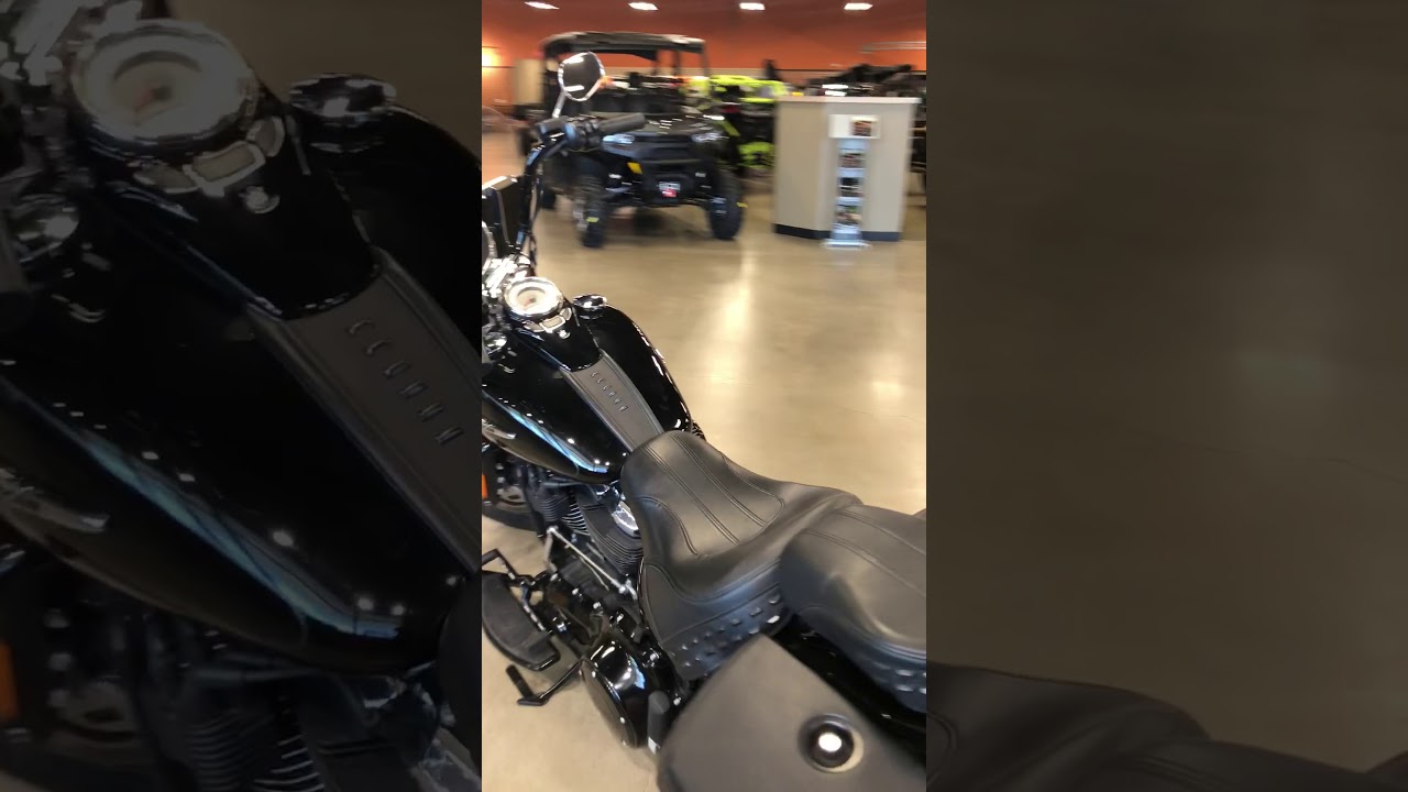 2018 HARLEY-DAVIDSON FLHCS SOFTAIL HERITAGE CLASSIC 114 WALK AROUND