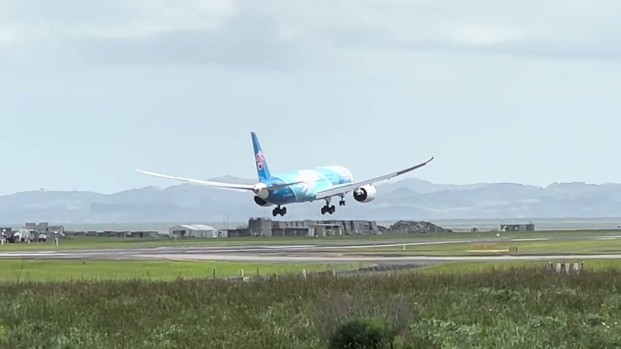 PLANESPOTTING AT AUCKLAND INTERNATIONAL AIRPORT (October - November 2025) | Life with Miss Liz 