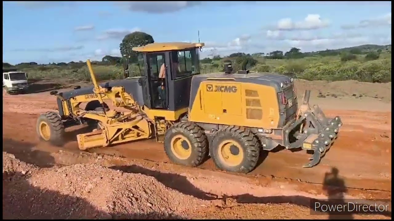 nova motoniveladora xcmg GR 1905 BR tombando material