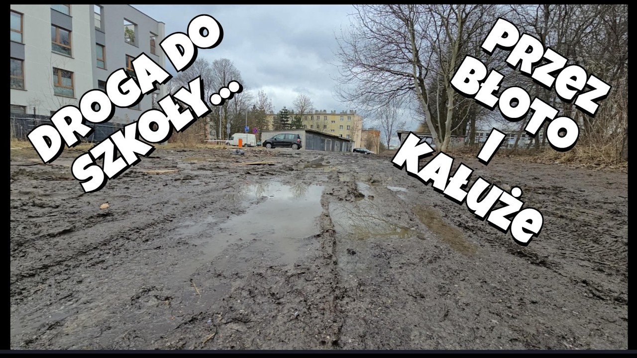 Przez błoto i kałuże - ścieżka do szkoły na dużym nowohuckim osiedlu.