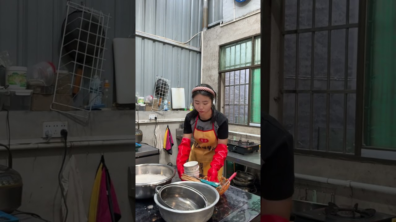 有十多天没在家里做吃的了 整个家都包浆了 早饭吃碗面条 吃完后就开始打扫卫生 只有做起事情来感觉时间飞快 孩子放学写完作业就进城逛街了 好久没来还蛮热闹的#我的农村 #记录真实生活 #00后