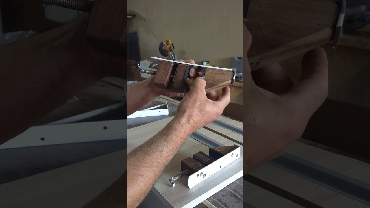 Ferramenta para instalação de frentes de gavetas em armarios.