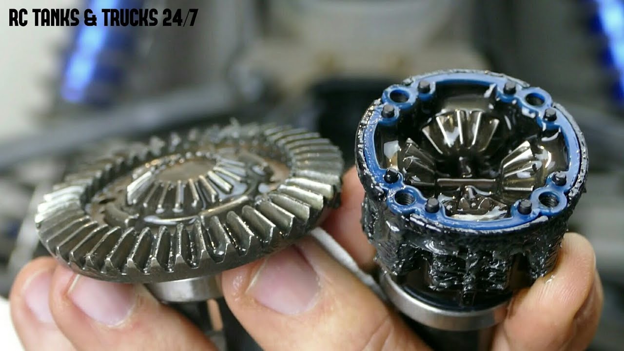TRAXXAS X-MAXX - How To Get To The Differentials - Let's Have A Look Inside