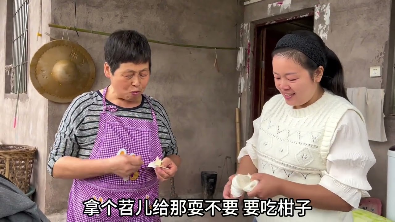 最美不过人间烟火 ，最好不过是家乡味道 ，中秋节我们都要吃糍粑，我妈看着我和弟媳一起打糍粑都忍不住哈哈大笑#记录真实生活