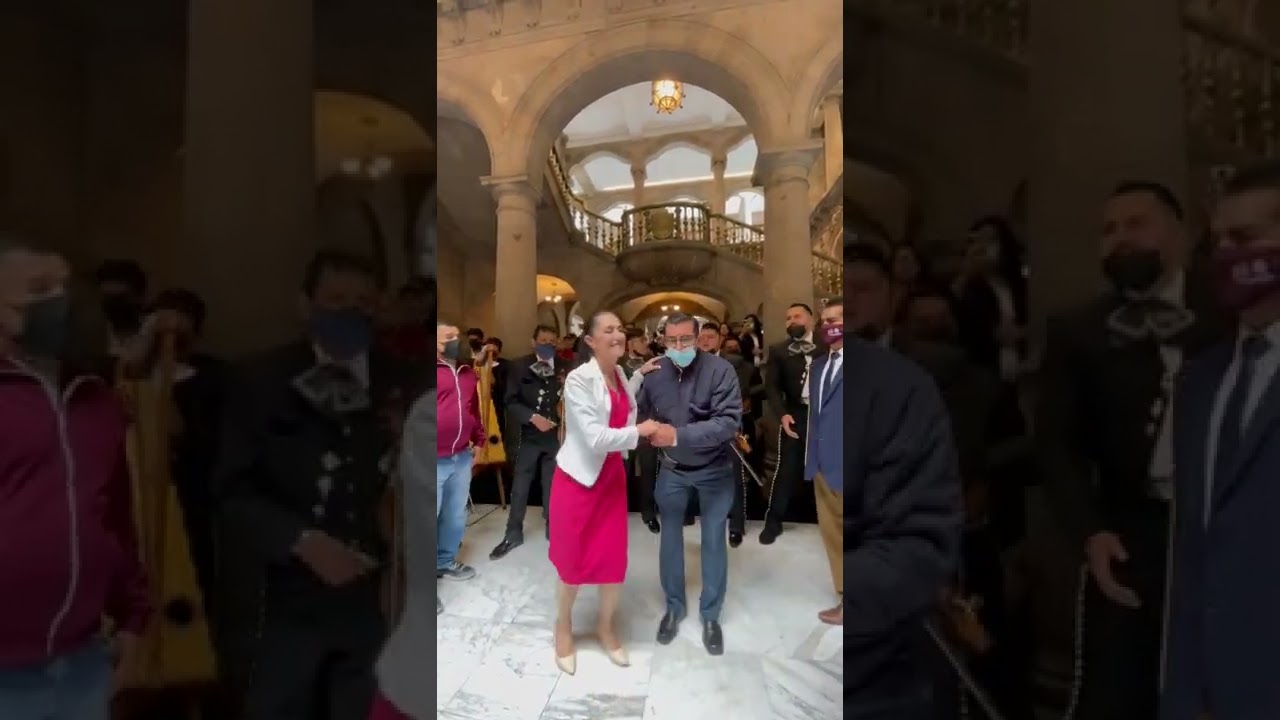 Muy contenta recibiendo mi cumpleaños al ritmo del Noa Noa de Juan Gabriel gracias por su cariño 🥰