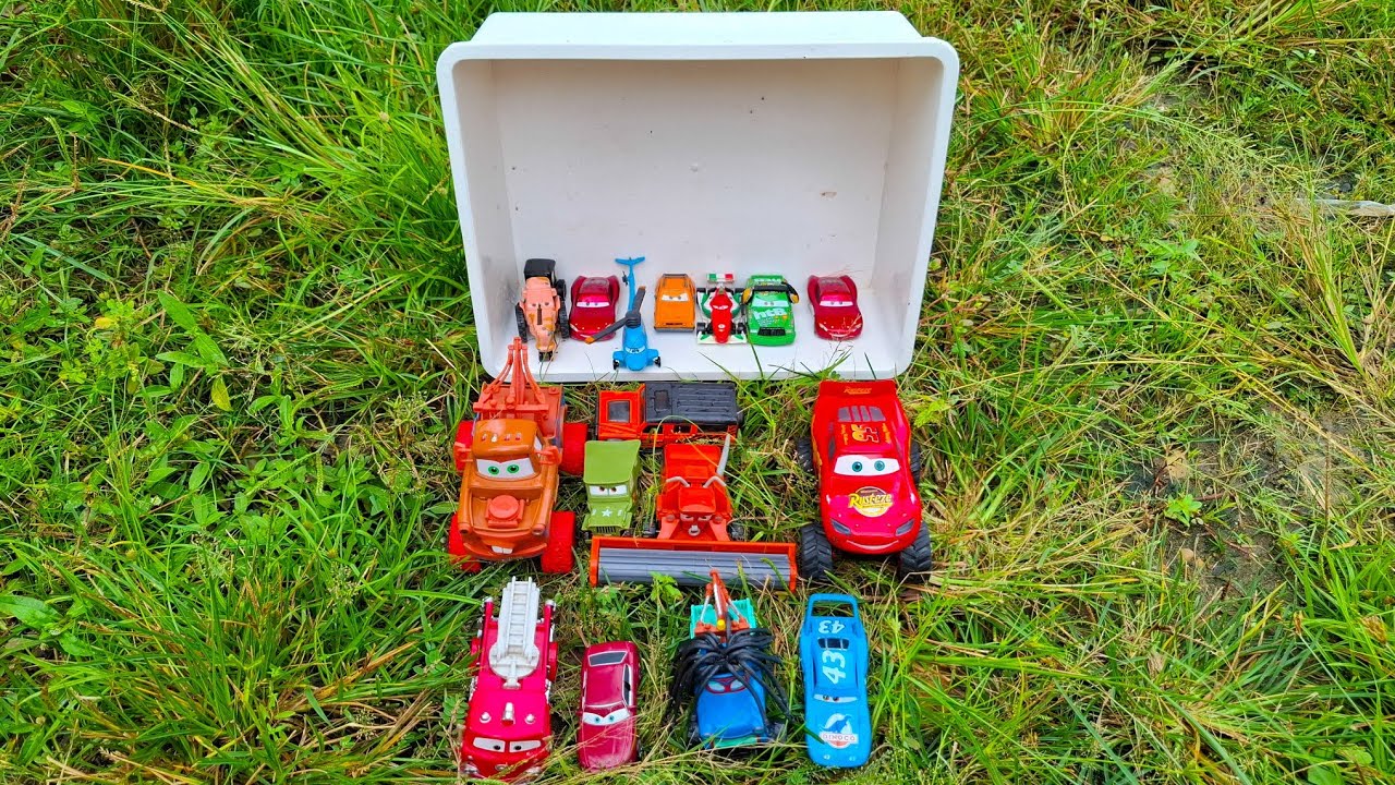 Mencari mainan,lightning mcqueen,two matter,doc hudson,frank,chik hicks,king dinoco