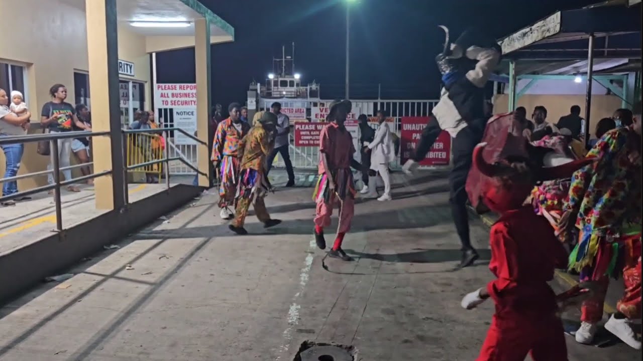 Выступление труппы Monkeyhill Bull Troupe на улицах Бастера 30 декабря 2025 года.