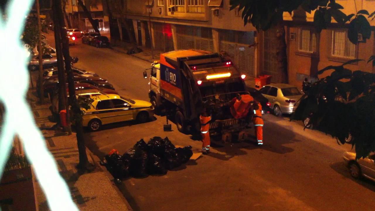 Barulho da COMLURB na madrugada, Leme, Rio de Janeiro
