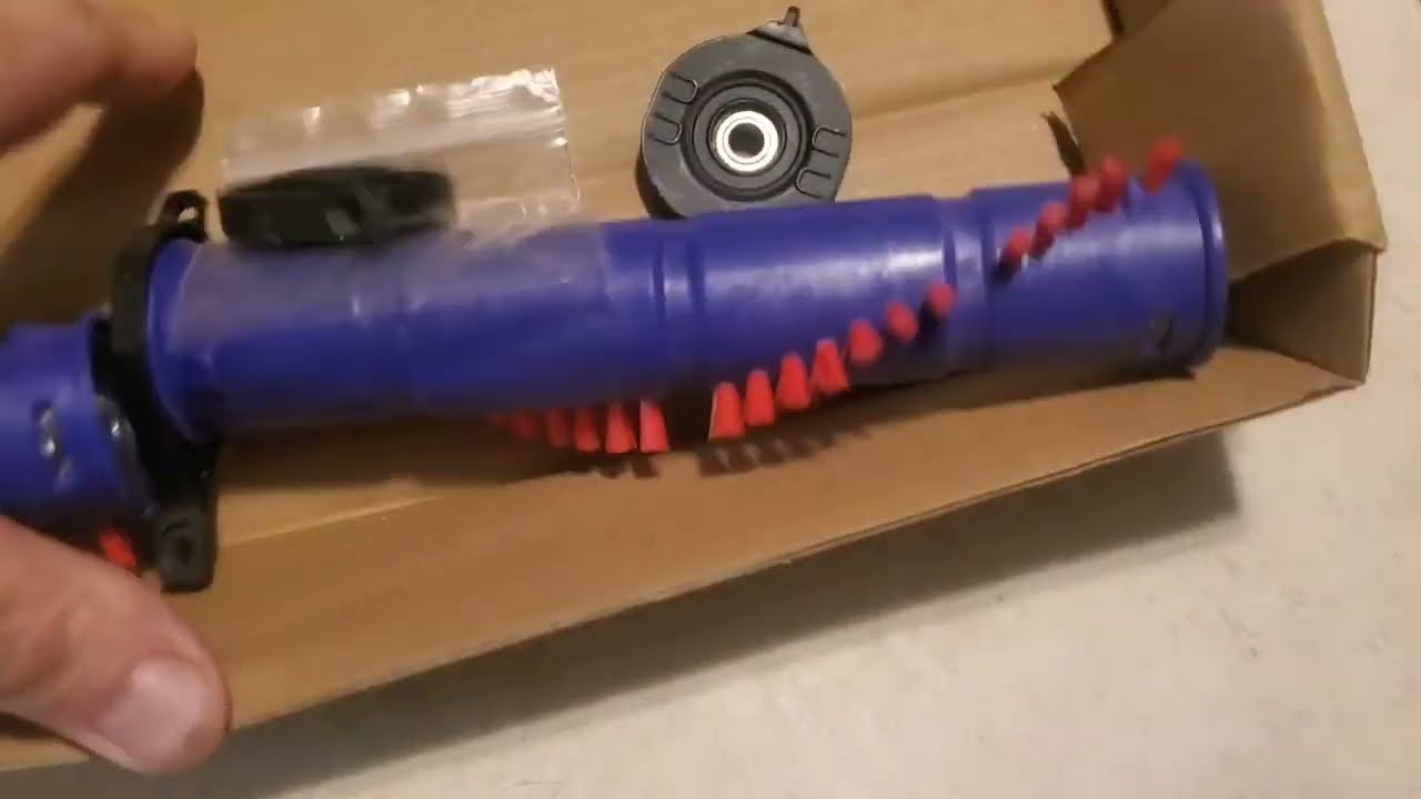 Как установить роликовую щетку Dyson UP13, DC65 и DC66.