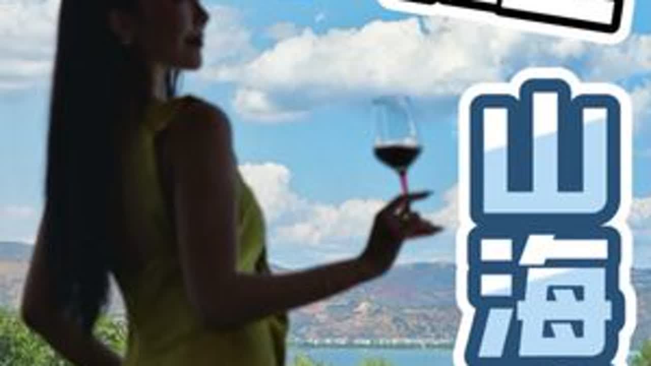 大理是个轻而易举就能把人留住的地方盛夏之时，抬头可见星低头能听浪，平视即苍山 坐在露台，这么呆呆的放空一天看着风卷云舒，潮起潮落，治愈自己#大理旅行 #旅行推荐官 #大理民宿 #夏日旅行...