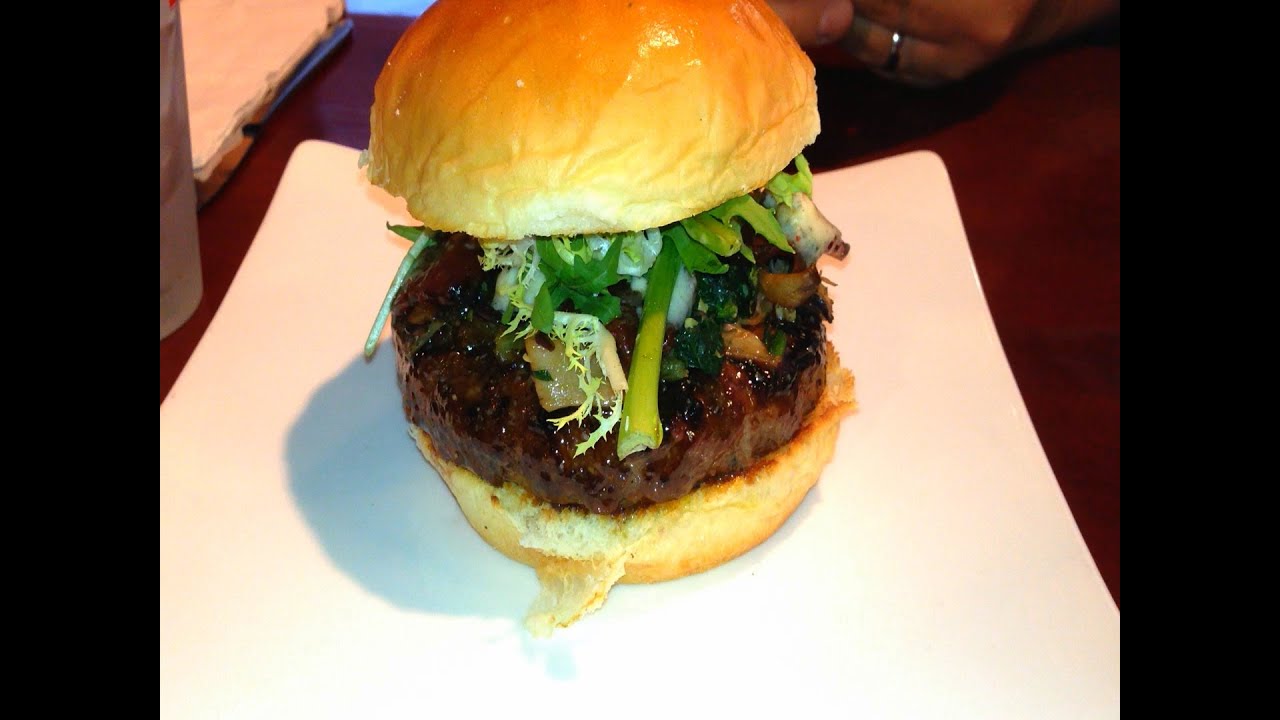 Bachi Burger vs The Burger Bar - BURGER WARS #11 (Las Vegas)