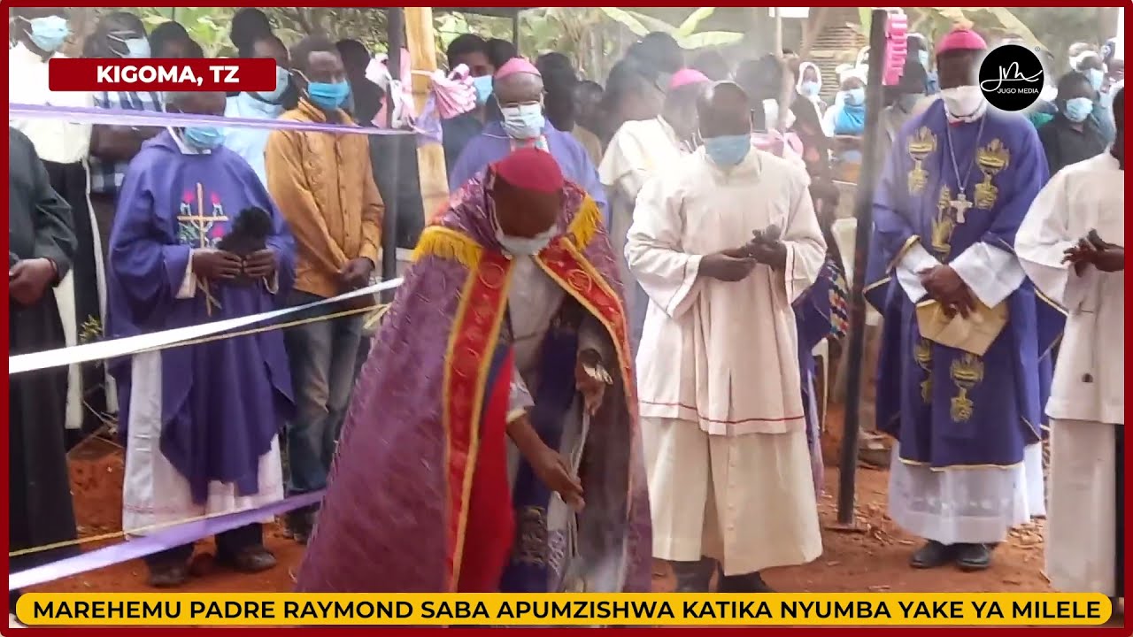 Tazama Jinsi Maaskofu na Mapadre Walivyomwaga Udongo na Kuweka Msalaba kwenye Kaburi la Pd. R. Saba