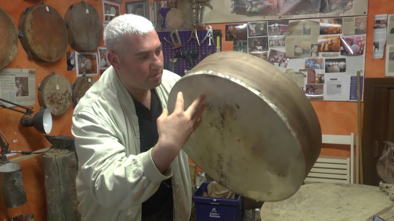 Gangi, tra maestria e artigianalità Fabrizio Fazio costruisce i suoi tamburi