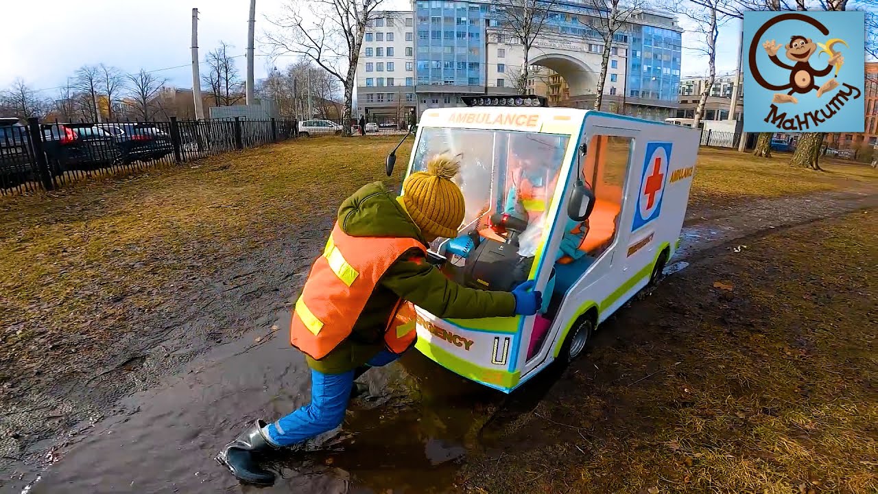 Стали пожарными на машине, Застряли в луже и Поддельный Деде Мороз. Манкиту Pretend Play