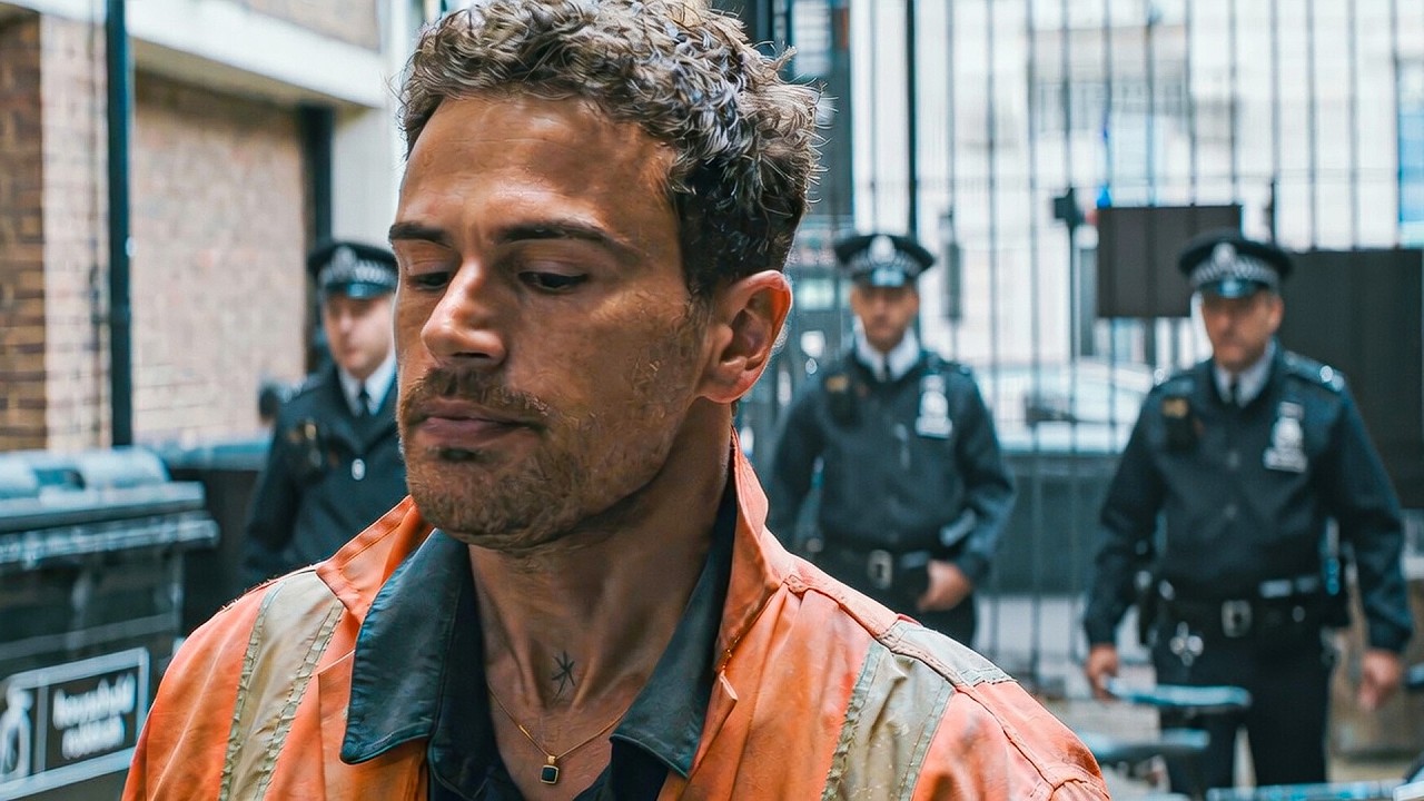 Criminals Trick the Police Into Evacuating an Entire City So They Can Rob a Bank