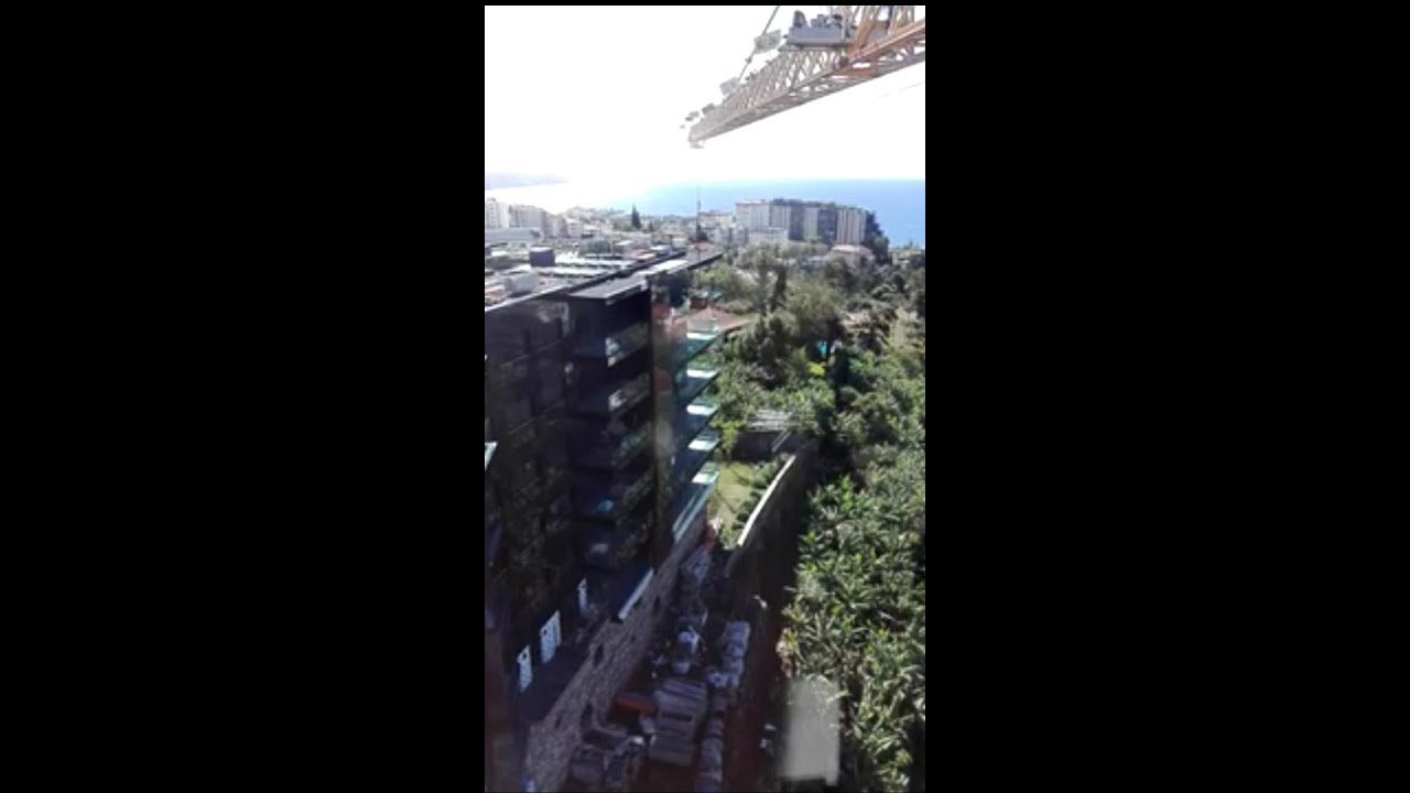 LIMPEZA - GUINDASTE/GRUA CARREGANDO LIXO DO NOVO PRÉDIO -