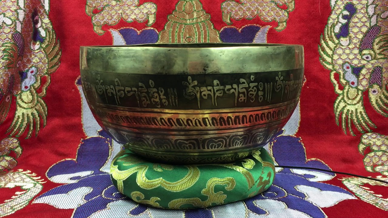 801 GRAMMOS TIBETI MANTRÁS HANGTÁL 7 FÉMBŐL ZÖLD BROKÁTTAL ÉS ÜTŐVEL